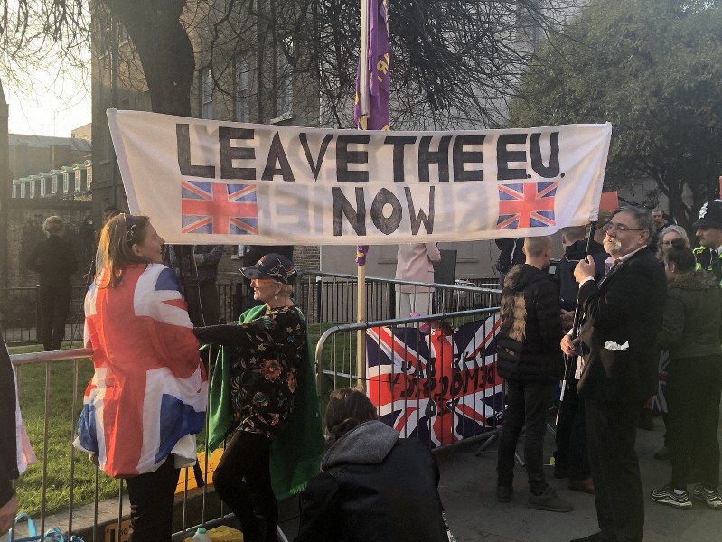 メイ首相がEUと合意した協定案が議会で否決された直後、首相官邸周辺に離脱延期に抗議する市民が集結した=2019年3月29日、三沢耕平撮影