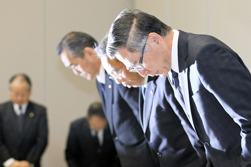 車の検査で不正があったことを謝罪し、頭を下げるスズキの鈴木俊宏社長(右)ら=東京都港区で2019年4月12日午後6時25分、佐々木順一撮影