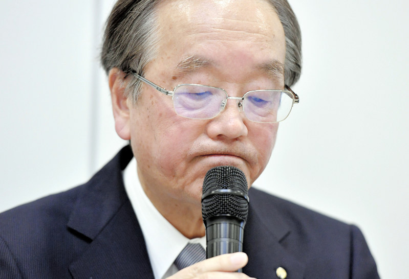 厳しい表情で記者会見する大和ハウス工業の土田和人専務=大阪市中央区で2019年4月12日午後4時52分、猪飼健史撮影
