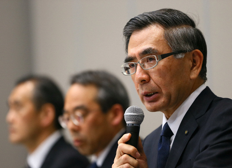 記者会見で国交省に提出した報告書などについて説明するスズキの鈴木俊宏社長(右)=東京都港区で2019年4月12日午後6時10分、佐々木順一撮影