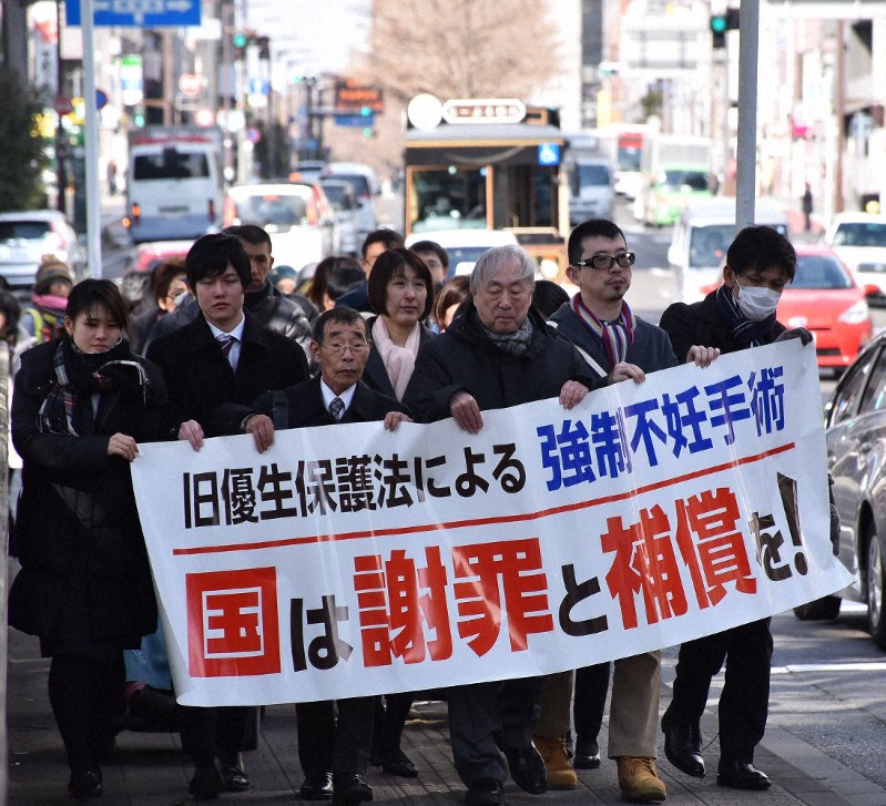 仙台地裁へ入る原告側弁護団=仙台市青葉区で2019年2月8日午後0時48分、滝沢一誠撮影
