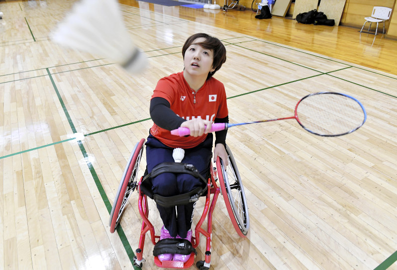 シャトルを追うパラバドミントンの山崎悠麻選手=東京都江戸川区のヒューリック西葛西体育館で2019年3月12日、宮間俊樹撮影