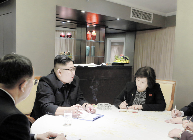 米朝首脳会談に際し、金正恩朝鮮労働党委員長(中央左)と接見する崔善姫氏(同右)=朝鮮中央通信・朝鮮通信