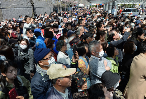 候補者の訴えを熱心に聴く有権者ら＝大阪府寝屋川市で2019年4月13日午後1時4分、木葉健二撮影