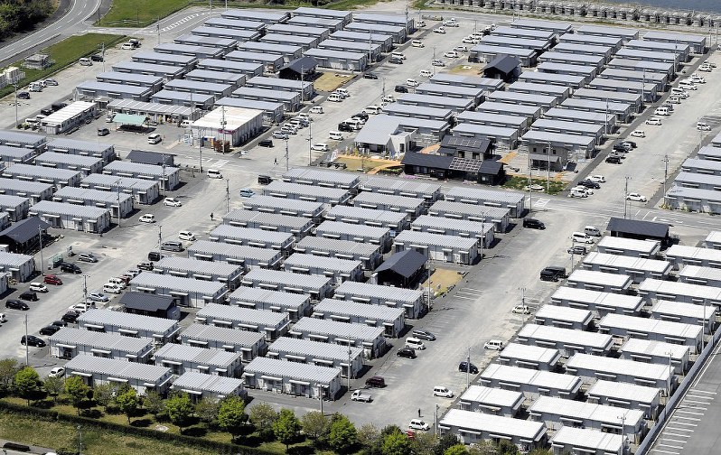 今も多くの被災者が生活する益城町テクノ仮設団地=熊本県益城町で13日午後0時55分、本社ヘリから上入来尚撮影
