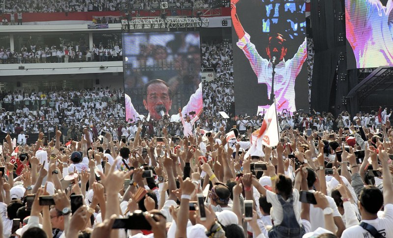 ジョコ氏を大歓声で迎える支持者ら=ジャカルタで2019年4月13日、武内彩撮影