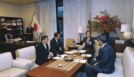 小泉政権時代の旧首相官邸首相執務室=2002年4月26日、代表撮影