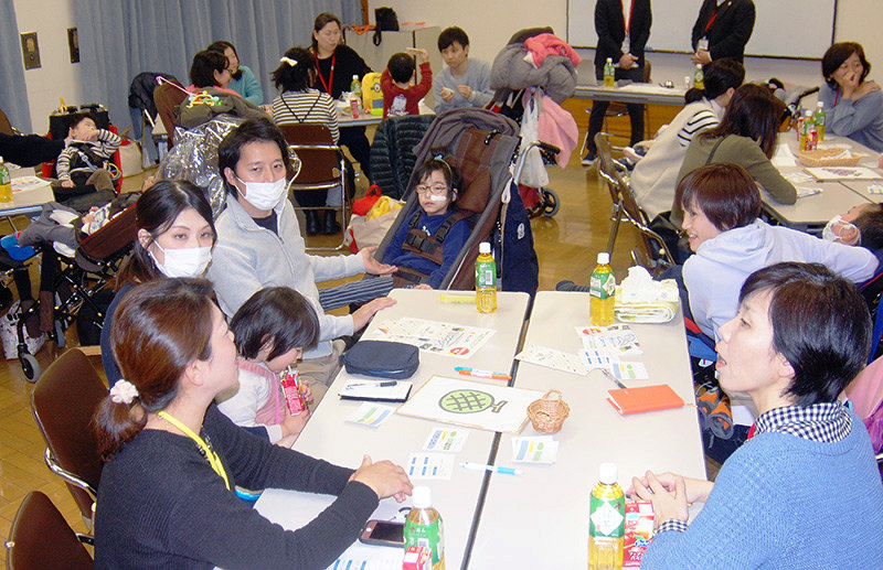交流会で親たちが悩みや利用して良かった支援制度などを話しあった=京都市左京区の障害者スポーツセンターで、国本ようこ撮影