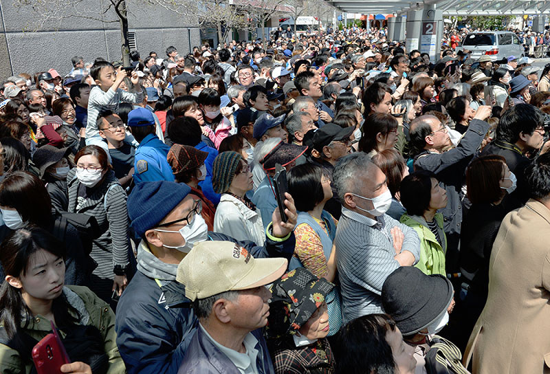 衆院大阪12区補選の候補者の訴えを熱心に聴く有権者ら=大阪府寝屋川市で2019年4月13日、木葉健二撮影