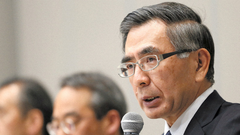 記者会見で国交省に提出した報告書について説明するスズキの鈴木俊宏社長=2019年4月12日、佐々木順一撮影