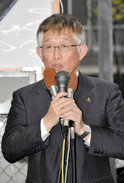 無投票で4選を果たした兵庫県明石市の泉房穂市長=2019年4月14日、浜本年弘撮影