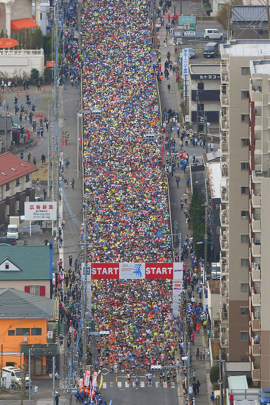 第29回かすみがうらマラソン兼国際盲人マラソンで一斉にスタートするランナーたち=茨城県土浦市で2019年4月14日午前9時50分、本社ヘリから渡部直樹撮影