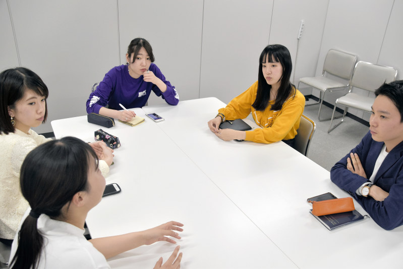新入生の不安や疑問に答えるキャンパる記者たち=毎日新聞東京本社で