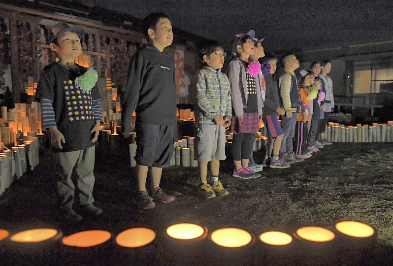 歌を披露する木山仮設団地の子供たち=熊本県益城町の木山仮設団地で15日午後7時24分、徳野仁子撮影
