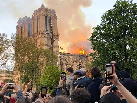 炎を上げて燃えるノートルダム大聖堂＝パリで15日、賀有勇撮影