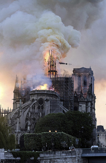 火災で崩れ落ちるノートルダム大聖堂の尖塔＝パリで、AP