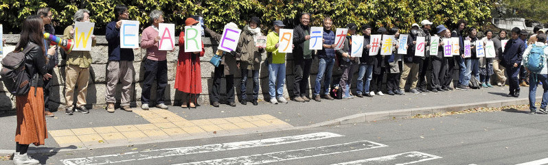 京都大正門付近の石垣前に並ぶ「人間のタテカン」=京都市左京区で2019年4月15日午後0時34分、菅沼舞撮影