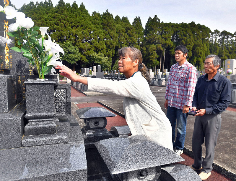 熊本地震本震で亡くなった河添由実さんの墓参りをする(左から)母登志子さん、兄将之さん、父敏明さん=熊本県益城町で2019年4月16日午前9時25分、徳野仁子撮影