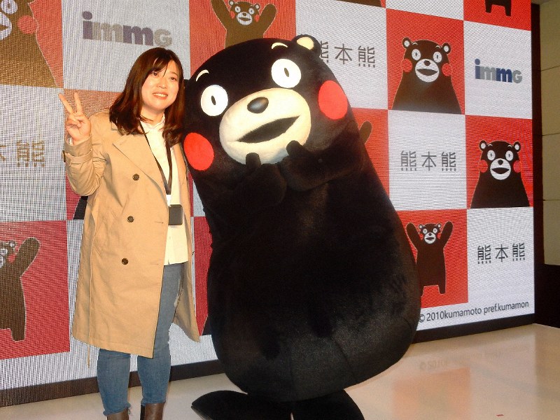 くまモンは中国でも大人気。発表会が終了すると、記念撮影を求める現地記者が殺到した=北京市内のホテルで2019年3月19日、赤間清広撮影