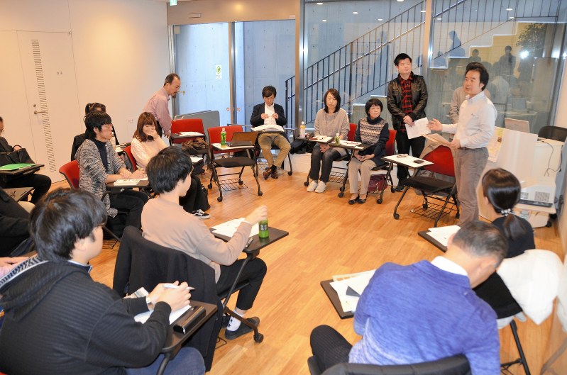昨年12月に東京都内で開かれた「裁判員ラウンジ」には、約10人の裁判員経験者が参加した