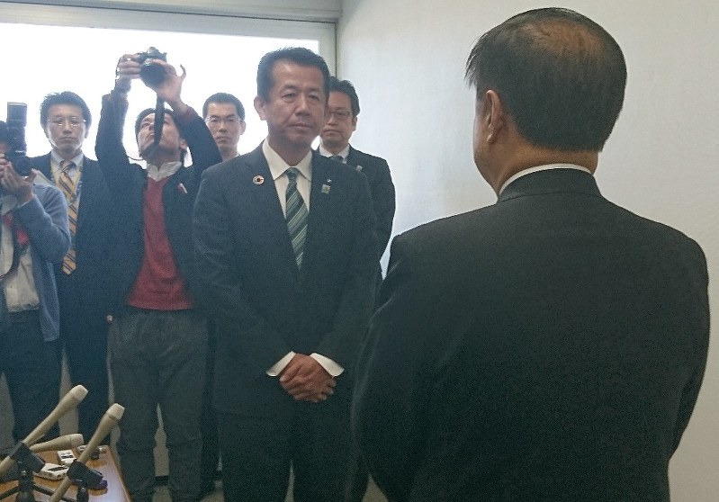 日本原子力発電の村松衛社長(手前)から東海第2原発の再稼働を目指す方針の意思表示を聞く東海村の山田修村長=茨城県東海村の村役場で2月22日、韮澤琴音撮影