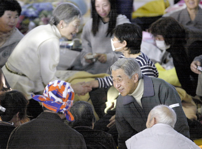 新潟県中越地震の見舞いで避難所を訪れ、被災者らを励まされる天皇、皇后両陛下=新潟県小千谷市の市総合体育館で2004年11月(代表撮影)