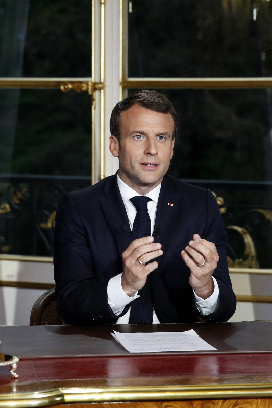 ノートルダム大聖堂の火災についてテレビ演説するマクロン仏大統領=16日、AP