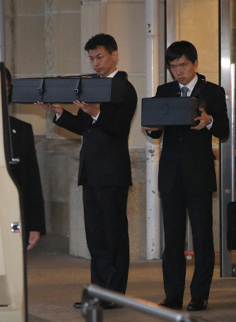 天皇、皇后両陛下に随行し、「三種の神器 」の剣と璽を入れたケースを携えて近鉄宇治山田駅に到着した侍従=三重県伊勢市で2019年4月17日午後4時54分、兵藤公治撮影
