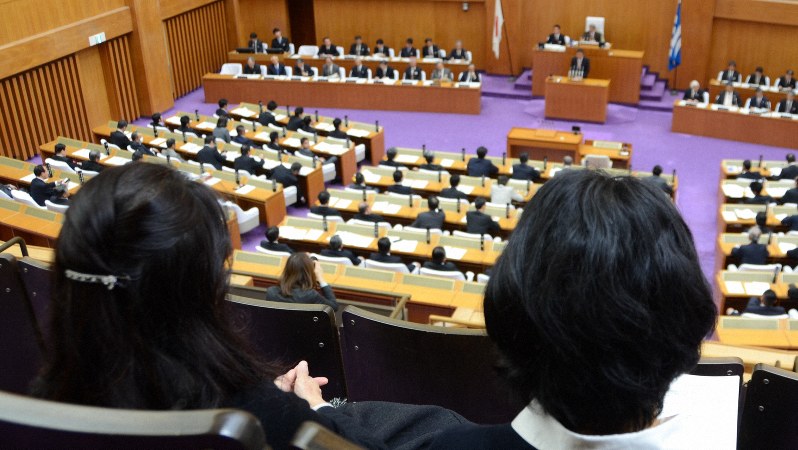 HPVワクチンについて議論する県議会を見つめる母親たち