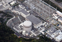 日本原子力発電敦賀原発。1号機は廃炉が決まった＝福井県敦賀市で、本社ヘリから山田尚弘撮影