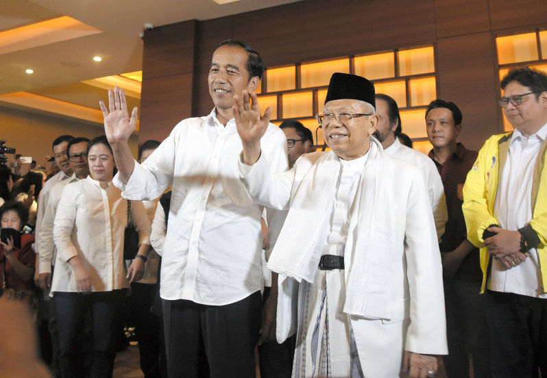 優勢が伝えられる中、笑顔を見せるジョコ氏(左)とマアルフ・アミン副大統領候補=ジャカルタで2019年4月17日、武内彩撮影