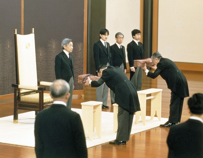 前回の剣璽等承継の儀=皇居・宮殿「松の間」で1989年1月7日(宮内庁提供)