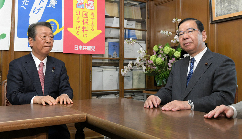 会談に臨む共産党の志位和夫委員長(右)と自由党の小沢一郎共同代表=国会内で2019年4月18日午後0時27分、川田雅浩撮影