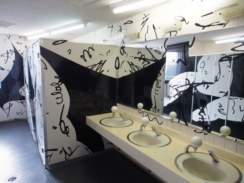 奇抜な白黒模様「アート便所」 総務省も「識別しづらい」 小豆島の芸術