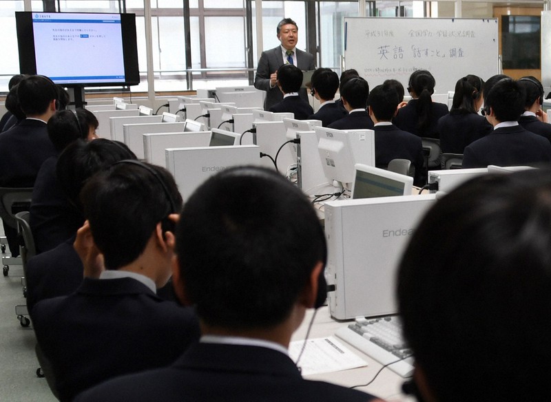 全国学力・学習状況調査で、パソコンの前でヘッドセットを着用して英語「話すこと」の開始を待つ生徒ら=東京都内の中学校で2019年4月18日午後1時32分、宮本明登撮影