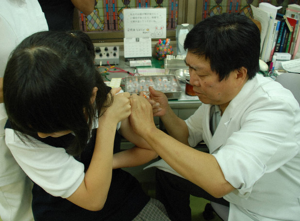 HPVワクチンの接種を受ける生徒=2010年撮影