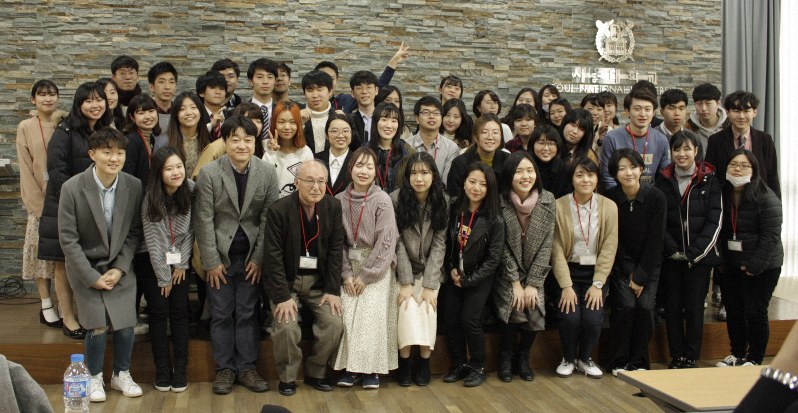 記念写真の撮影に応じる日本の「大学生訪韓団」の学生とソウル大の学生ら=ソウルで2019年3月15日、渋江千春撮影