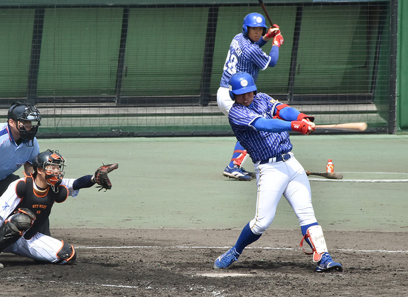 【NTT西日本-シティライト岡山】三回裏シティライト岡山2死二、三塁、岩重が2点適時二塁打を放つ=岡山県倉敷市のマスカットスタジアムで、戸田紗友莉撮影