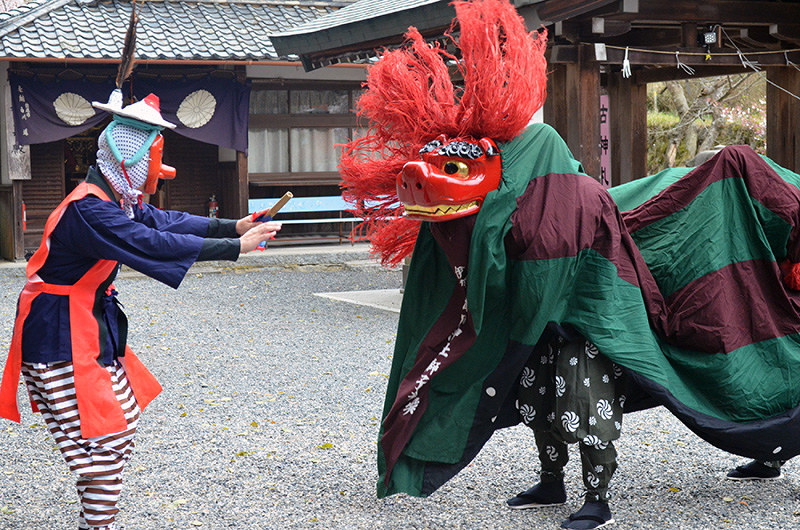 天狗(左)に眠りを覚まされ、髪の毛を逆立てて怒る獅子=三重県伊賀市の敢国神社で、大西康裕撮影