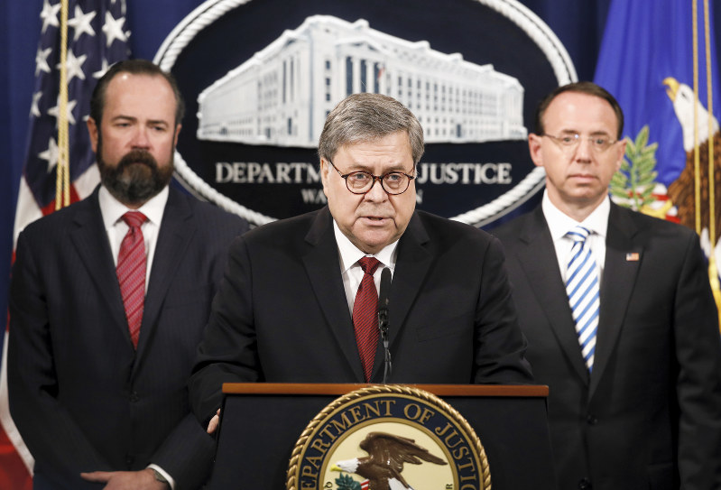 捜査報告書について記者会見するバー米司法長官(中央)=ワシントンの米司法省で18日、AP