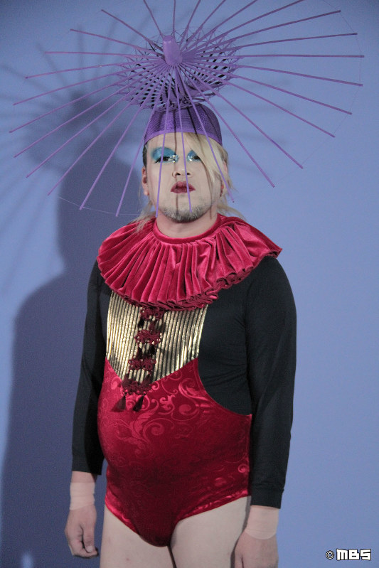 情熱大陸 お笑い芸人 野性爆弾くっきー Ny美術市場で カワイイ と大反響 野性爆弾くっきーの独特過ぎるアートの秘密 写真特集4 11 毎日新聞