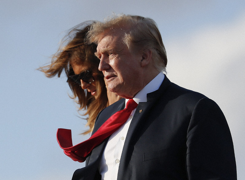 別荘へ向かうため米フロリダ州の空港に到着したトランプ大統領(手前)とメラニア夫人=18日、AP