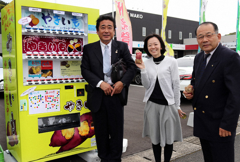 「農福やきいも」を買った客と児玉さん(右端)=宮崎県延岡市で2019年4月11日、勝野昭龍撮影