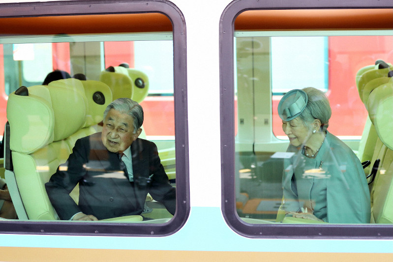 近鉄賢島駅を出発される天皇、皇后両陛下=三重県志摩市で2019年4月19日午前10時26分(代表撮影)