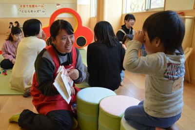 子育て支援ルームで子どもたちの相手をする学生