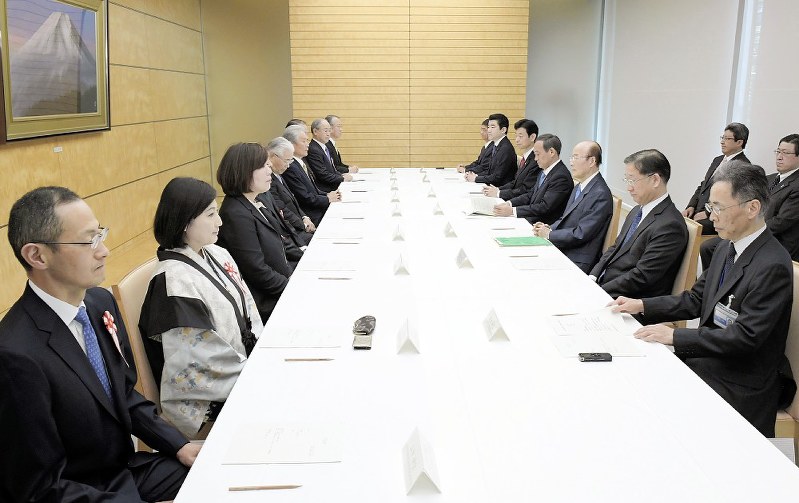 有識者による「元号に関する懇談会」に臨む山中伸弥・京都大教授(左端)ら=首相官邸で2019年4月1日、川田雅浩撮影