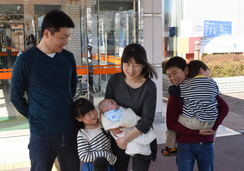 きょうだいに囲まれ、母俊子さんに抱かれて県立こども病院を退院した竜佑ちゃん=長野県安曇野市で2019年4月20日午後2時24分、小川直樹撮影