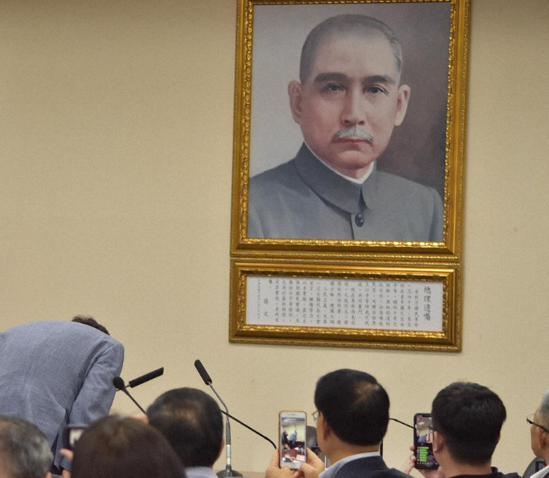 孫文の肖像に向かって深々とお辞儀をする郭台銘氏(左端)=台北市の国民党本部で2019年4月17日15時11分、福岡静哉撮影