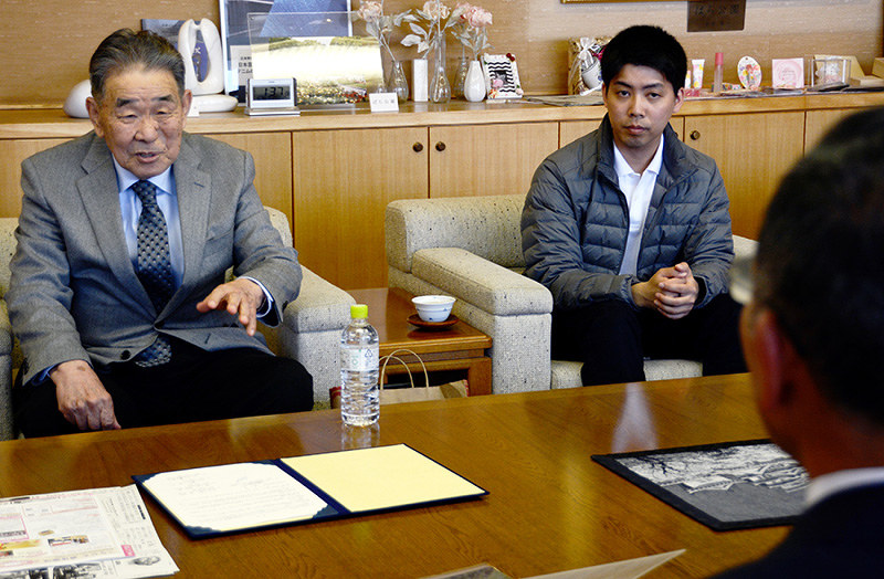 パラグアイ五輪選手団の福山合宿を「日本人会としてもうれしい」と話す前原弘道さん(左)=広島県福山市役所で、李英浩撮影