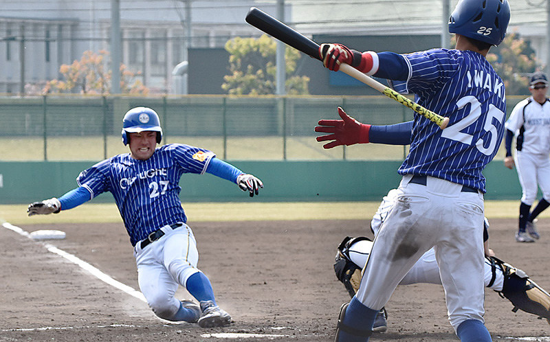【シティライト岡山-JR西日本】四回表シティライト岡山1死三塁、五十嵐の犠飛で三塁から妹尾が生還し、同点に追い付く=岡山県倉敷市の市営球場で、戸田紗友莉撮影